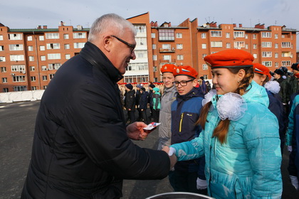 Сергей Брилка вручил иркутским школьникам значки юнармейцев